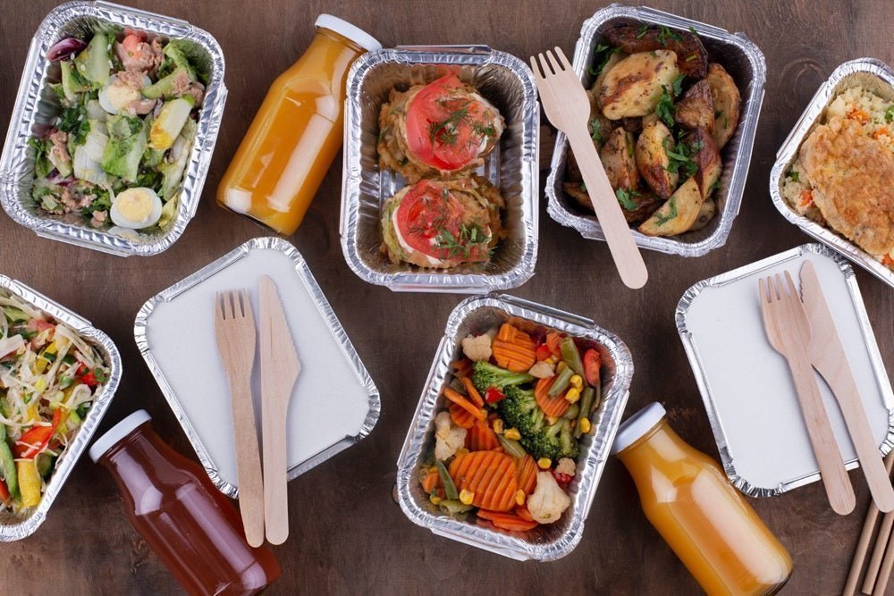 Caserole compostabile vs plastic clasic – ce alegere e mai bună pentru livrări de produse calde?
