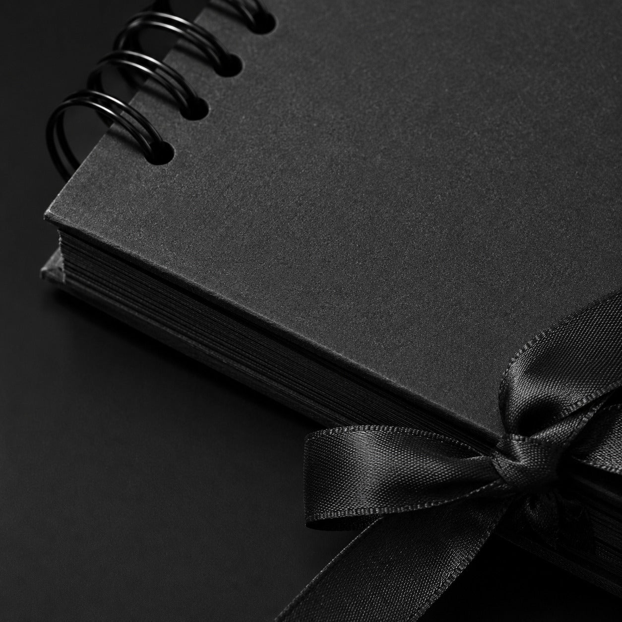 Album foto dreptunghiular cu spirală și panglică satin - Negru - CraftUp