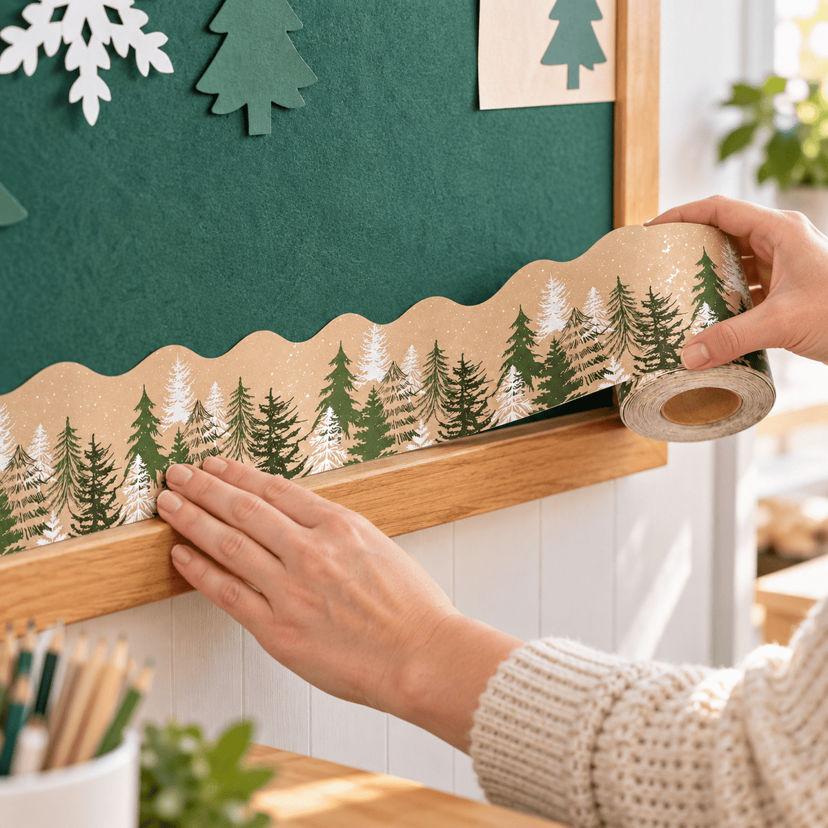 Bandă decorativă autoadezivă de Crăciun cu pădure de brazi - bej (30 m) - CraftUp