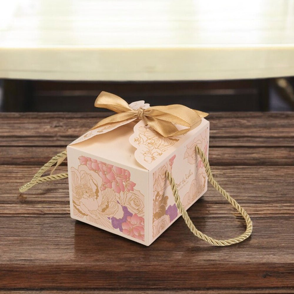 Cutie mică cu panglică și mâner din sfoară model floral - alb (set 50 buc) - 10.5x8.3x7.3cm - CraftUp