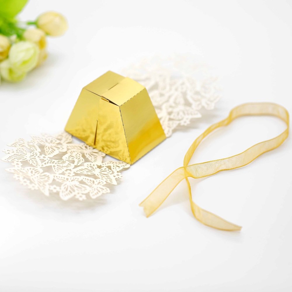 Cutiuță cu fundă model fluturași 6,3x4cm - auriu (set 50 buc) - CraftUp