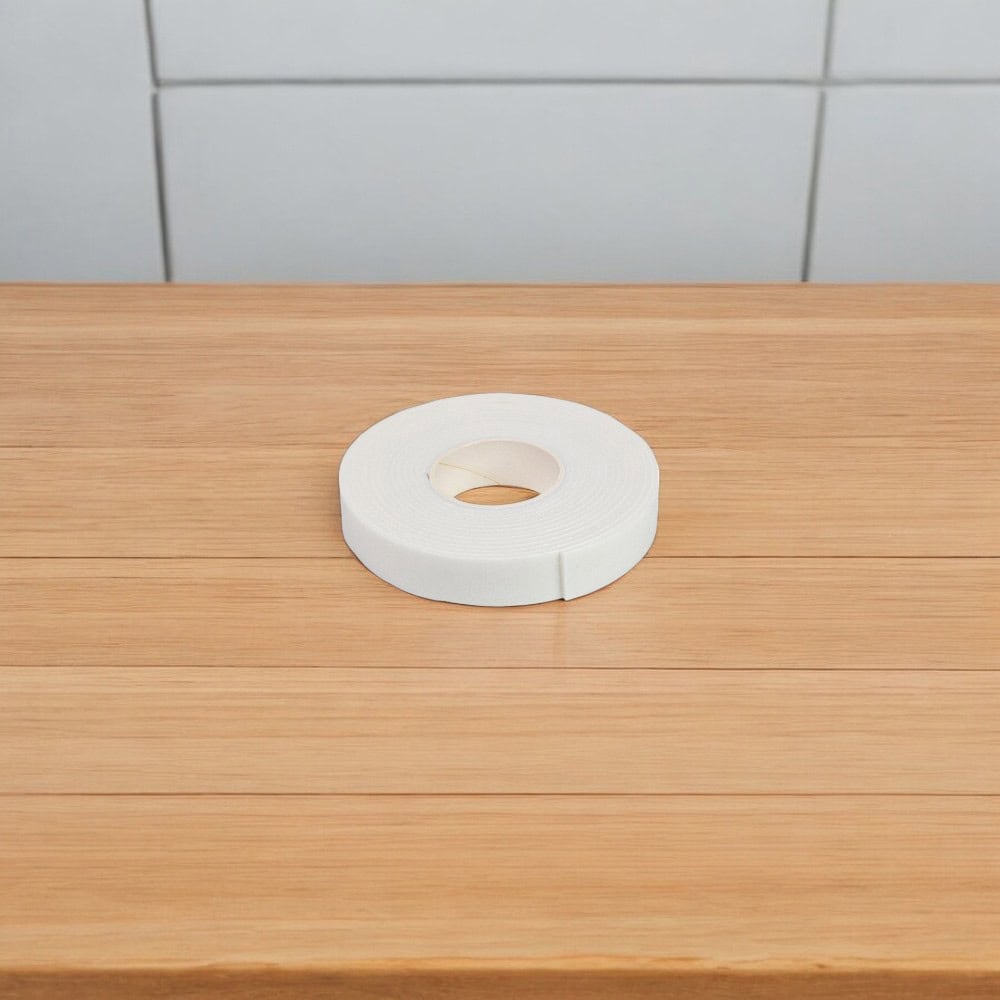 Bandă dublu adezivă buretată - alb - 1.8cm x 3m 2 - craftup.ro