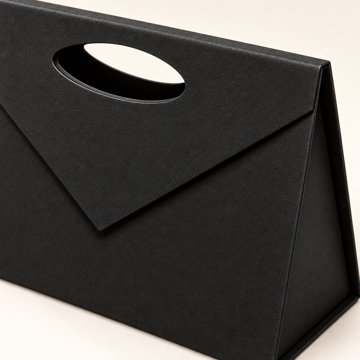 Gentuță cadou din carton tare cu închidere magnetică și mâner decupat - negru, detaliu de aproape - CraftUp