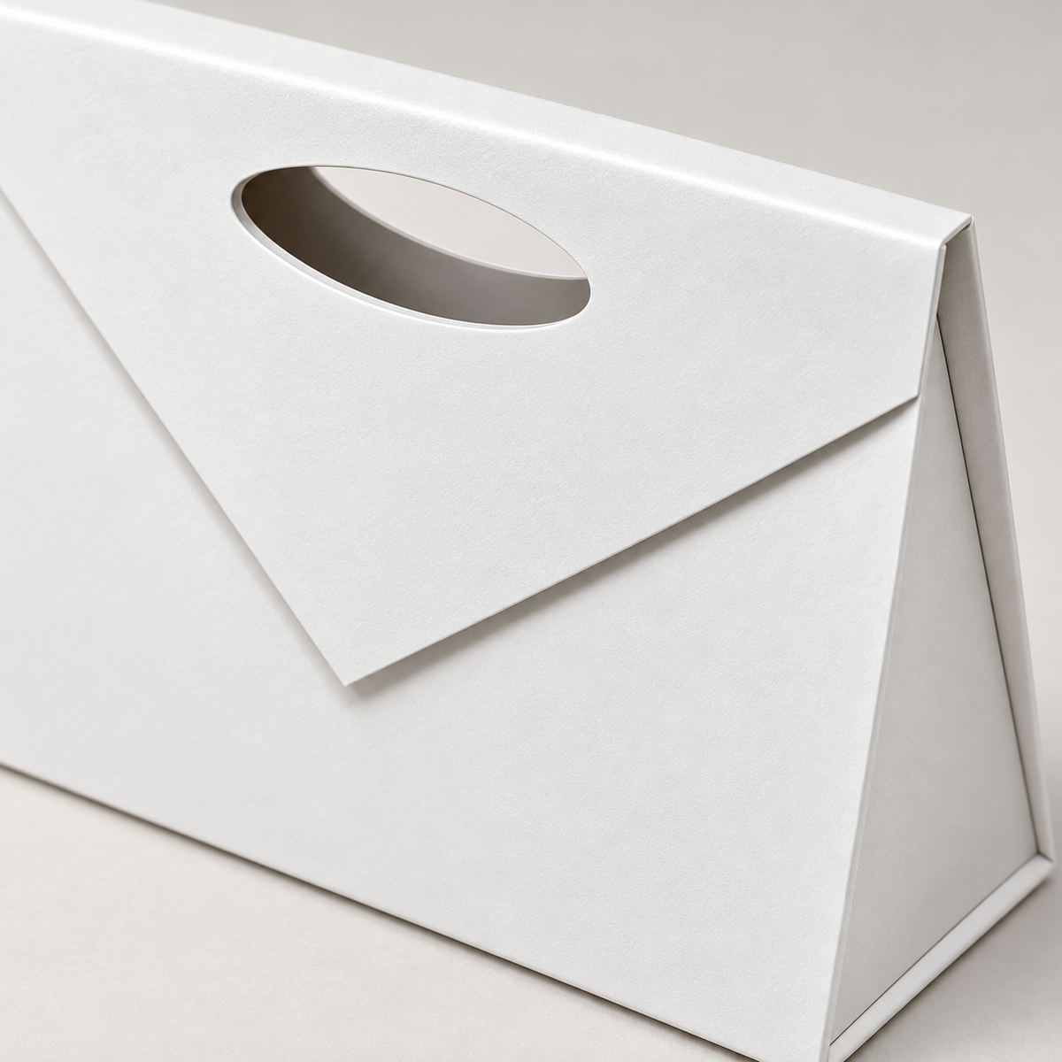 Gentuță cadou din carton tare cu închidere magnetică și mâner decupat - alb, detaliu de aproape - CraftUp