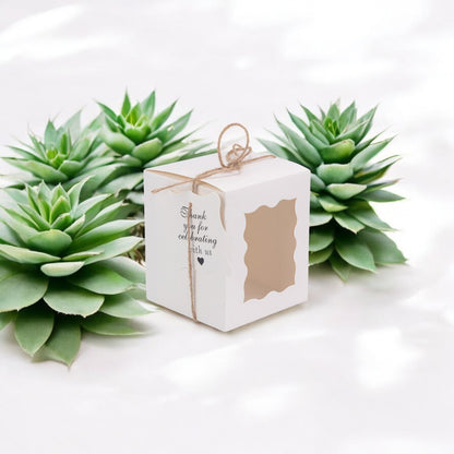 Cutie mică cu fereastră ondulată și sfoară – alb (set 50 buc) – 10×8.5×8.5cm
