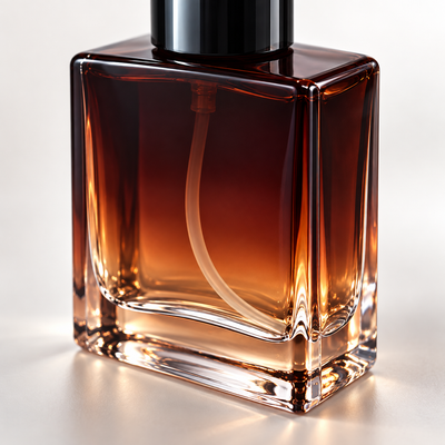 Sticluță de parfum pătrată cu spray și capac negru, 15 ml - ambră, detaliu de aproape - CraftUp