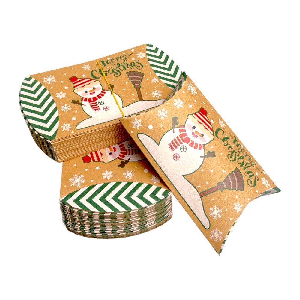 Cutie Crăciun kraft în formă de pernă - model 6 om de zăpadă (set 50 buc) 12x7.2x2.5cm - CraftUp