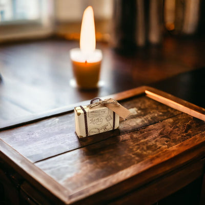 Cutie mică cu sfoară și etichetă model călătorie - maro (set 50 buc) 8x5x3cm - CraftUp