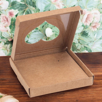 Cutie mică pentru bijuterii cu fereastră inimă – kraft (set 50 buc) 6x6x1cm - CraftUp