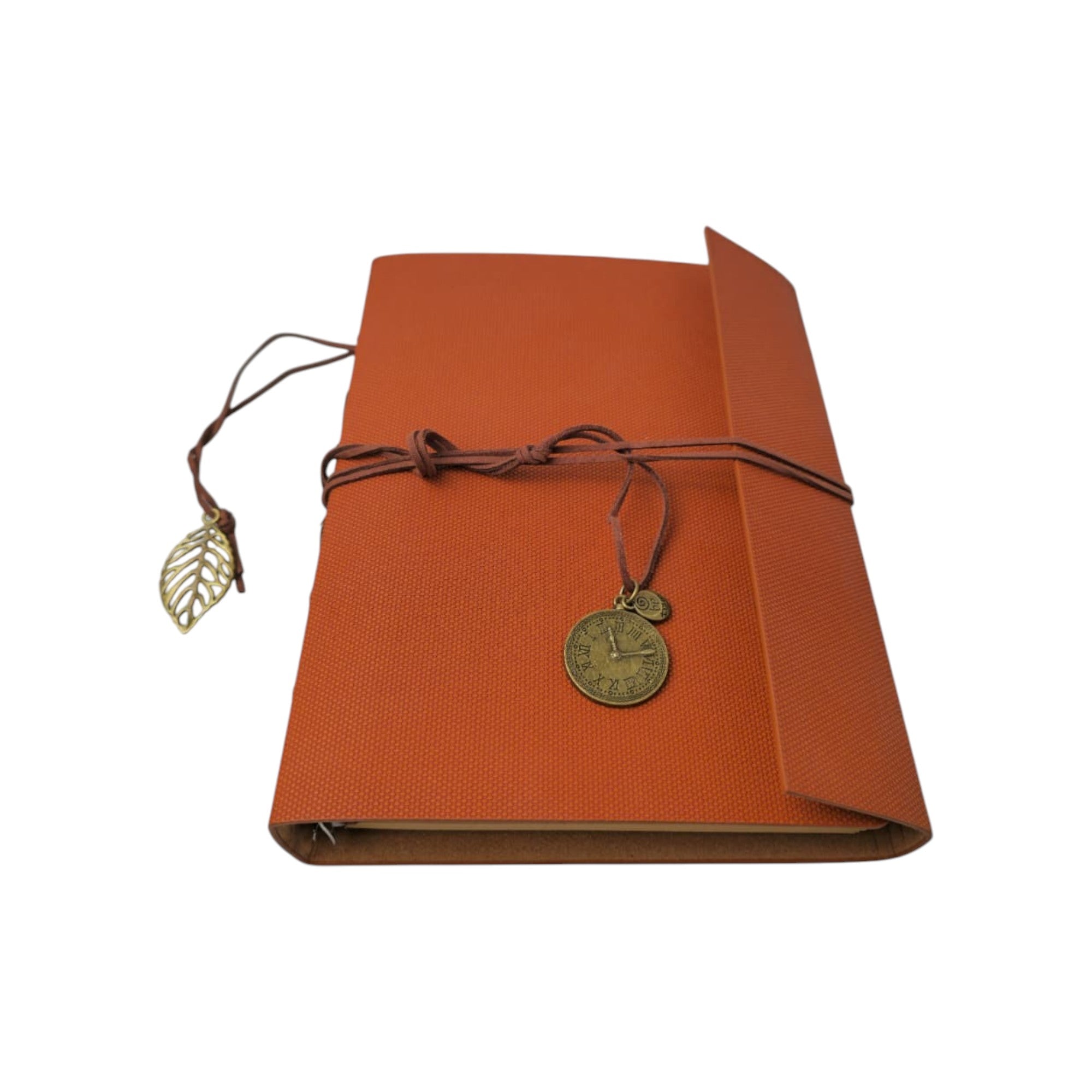 Jurnal tip agendă vintage cu șnur și pandantive metalice - CraftUp