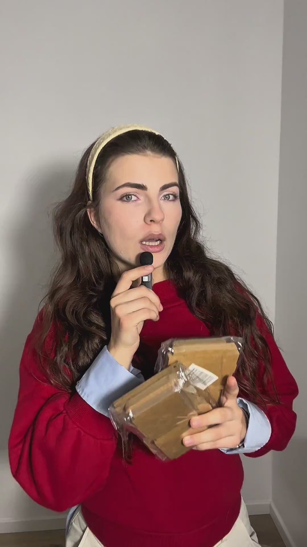 Încărcați videoclipul: O prezentare video a programului de parteneriat B2B CraftUP. O moderatoare arată diverse exemple de ambalaje, pungi și cutii, explicând beneficiile programului.