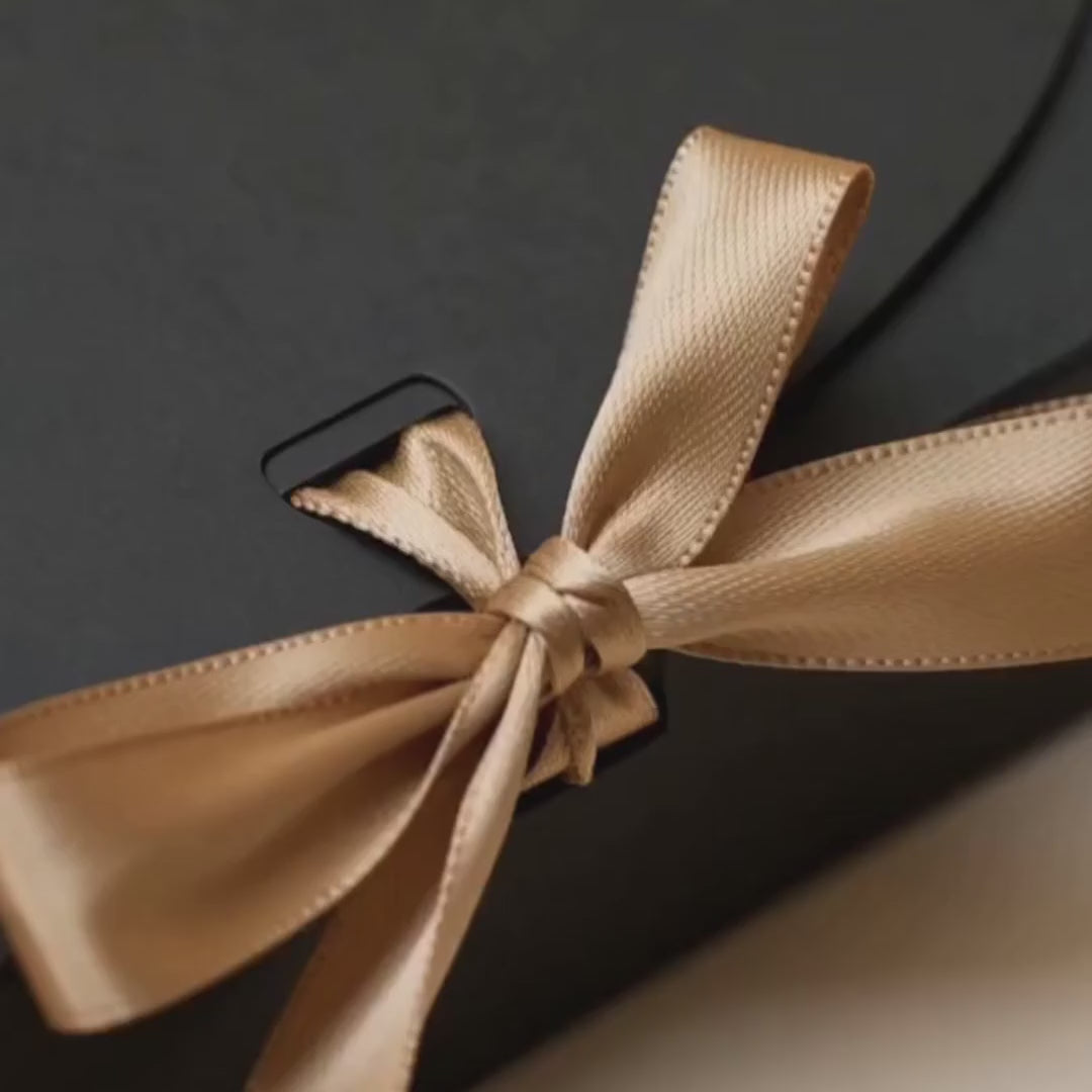 Încărcați videoclipul: Cutii pătrate cu fundă satinată (set 12 buc) - CraftUp