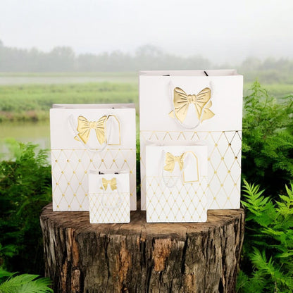 Pungi cadou cu mâner model fundă și romburi aurii 31x42x12cm - alb (set 12 buc) - CraftUp